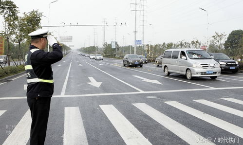 群众迎接英雄灵柩的场景