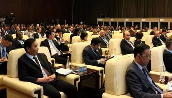 不同国家的人们握手合作