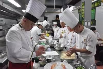 后厨员工们紧密协作准备饭菜