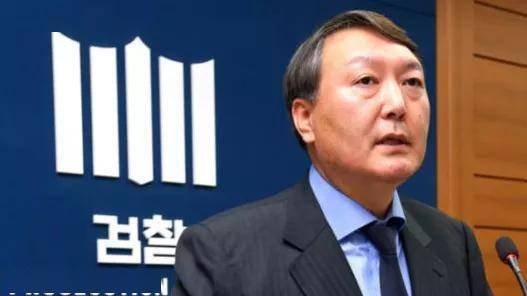 邵柏杰面带笑容离开法院