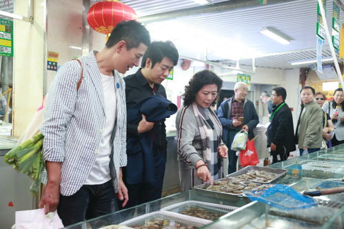 这是西贝员工认真挑选食材的画面