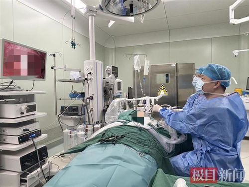 医生正在实施微创手术