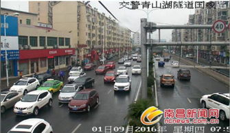 学校周边车辆众多,交通繁忙