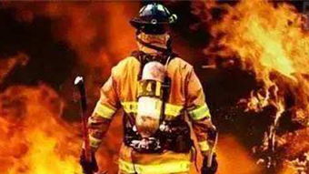 英雄乘坐车辆接受欢迎