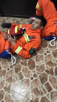 人们紧急救援画面