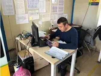 厨师们在厨房里忙碌