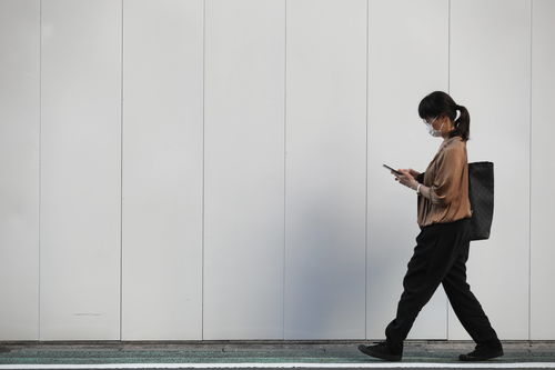 戴口罩出行的行人