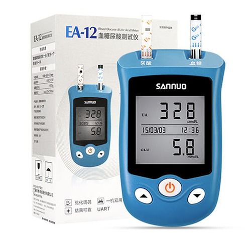 李嘉琦拿着血糖检测仪的照片