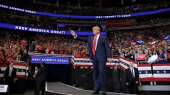 特朗普出席活动时右脸下垂且昏昏欲睡引关注