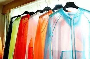 人们穿着防晒衣戴帽子出行