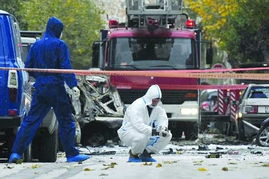 官方调查人员在现场勘察