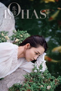 这是李沁一张优雅的侧颜照片