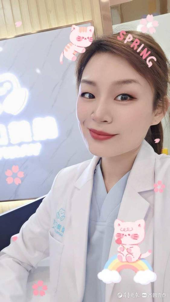 医生查看化验单