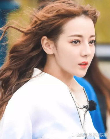 迪丽热巴新发型侧面展示