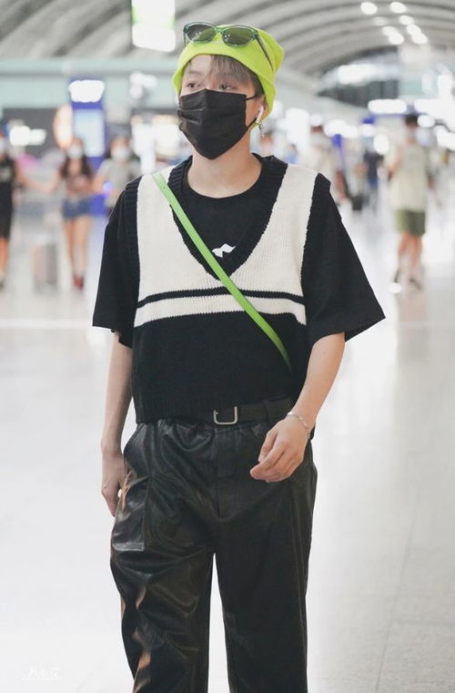 刘雨昕日常生活中的时尚街拍