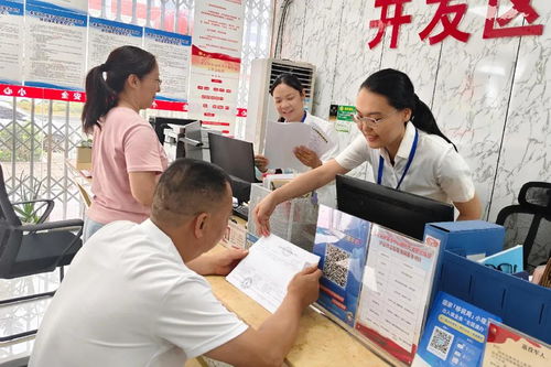 工作人员耐心解答问题