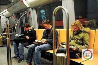 网友地铁奇遇：外国游客干嚼火锅底料引关注