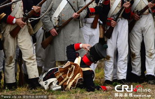 民众在街头热烈讨论相关情况