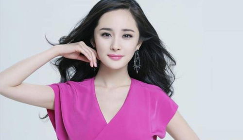 杨幂脸上沾着奶油开心地笑着