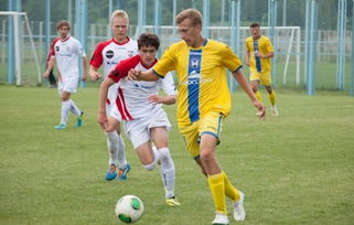 国安连输两场，球迷怒退票！