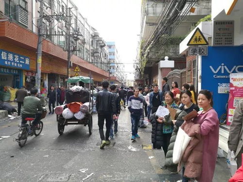 学校门口聚集人群