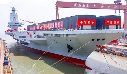 福建舰停靠在港口的画面