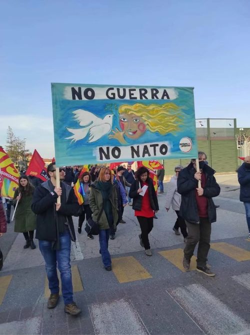 示威者举着标语牌