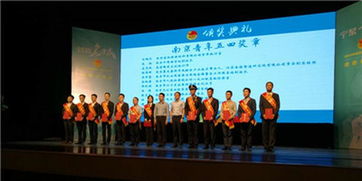 获奖者开心地走向领奖台