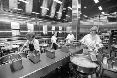 中央厨房工作场景