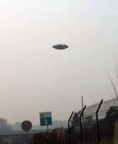 专家研究不明飞行物残骸场景