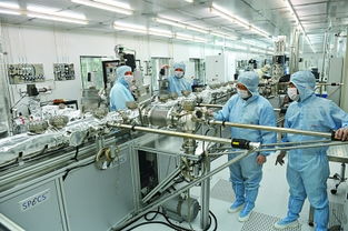 科研人员研究芯片