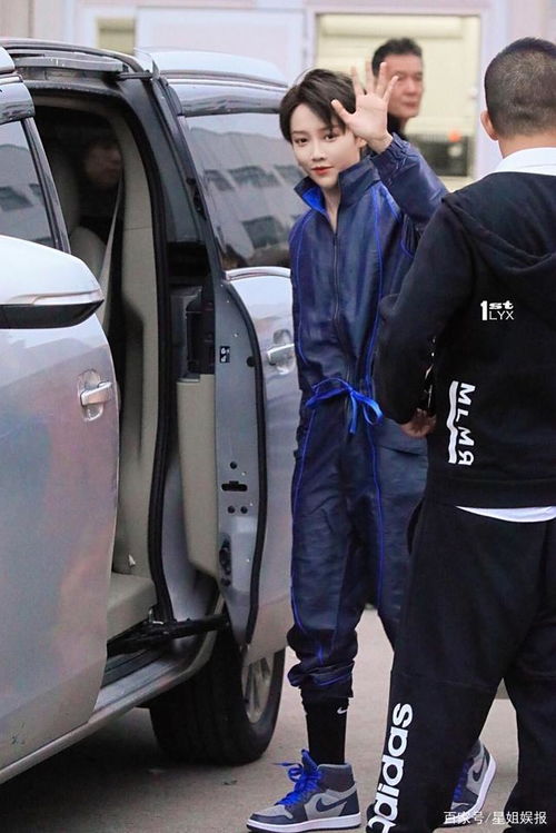 刘雨昕专注工作的画面