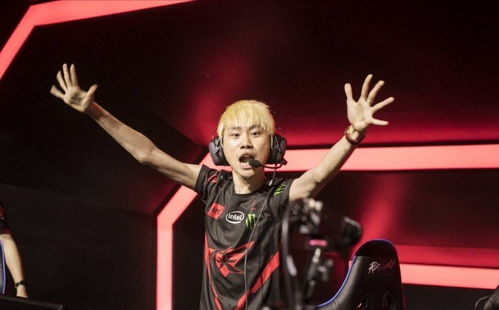 粉丝们手持应援物为Doinb欢呼