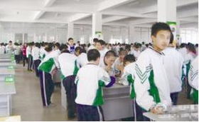 山东某中学食堂惊现无座椅现象，学生们只能站着用餐！