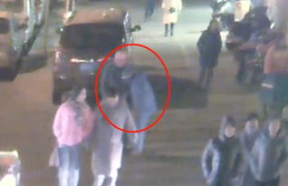 女子扶大爷过马路竟遭暴力，善良之举换来眼镜被打飞