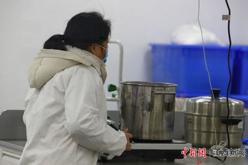 科研人员研发产品