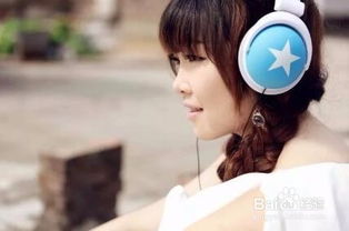 一个人戴着耳机听东西