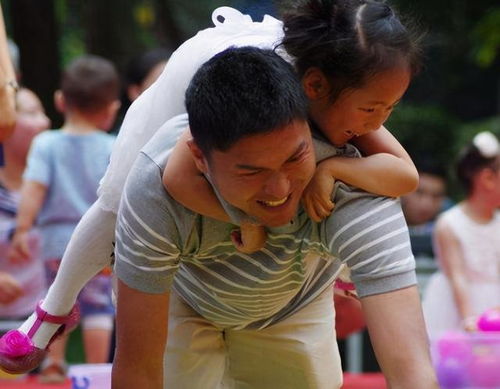 新手爸爸抱着娃的场景