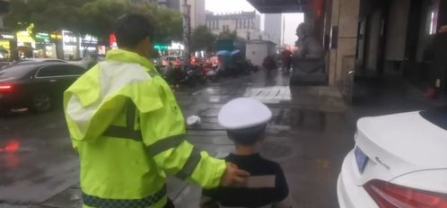 男孩走丢32年，家人不懈寻找终得团聚