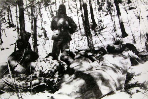 志愿军战士雪地行军