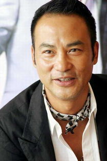 任达华手持国旗