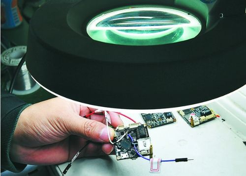 技术人员专注研发芯片