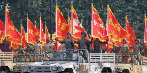 空军方队举着战旗经过天安门