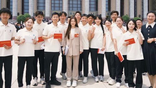 校长在校门口迎接学生