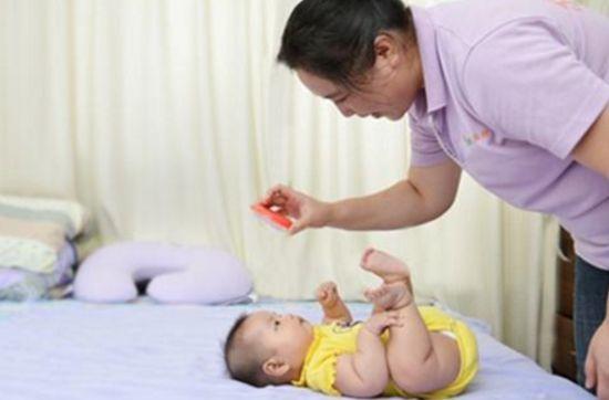 月嫂正在照顾宝宝
