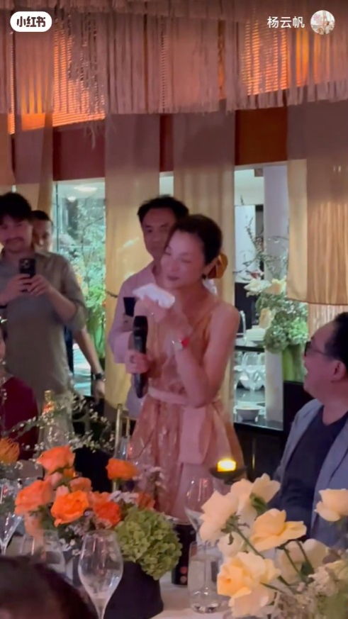 何超琼现身福耀科技大学开学典礼，风采依旧！