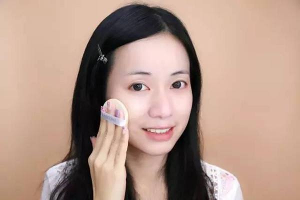 一群化着琥珀流光妆容的女孩们在一起自拍