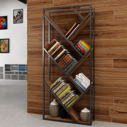 人在书架前读书