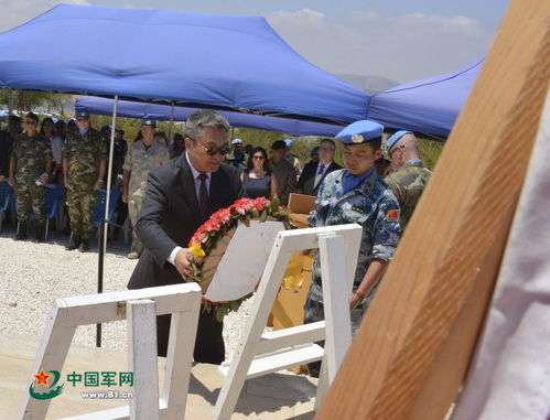 人们在烈士陵园祭奠抗美援朝烈士
