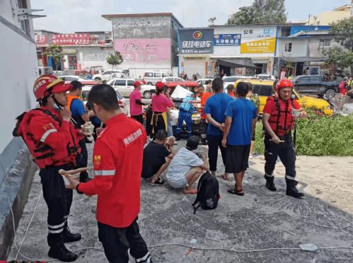 救援人员紧急开展工作